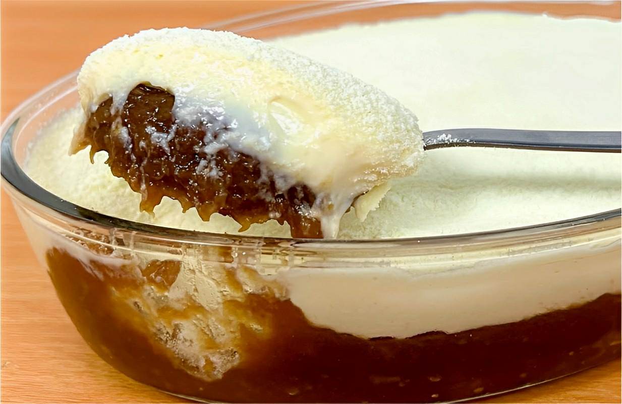 Sobremesa de banana caramelada na travessa deliciosa e perfeita para o dia dos pais