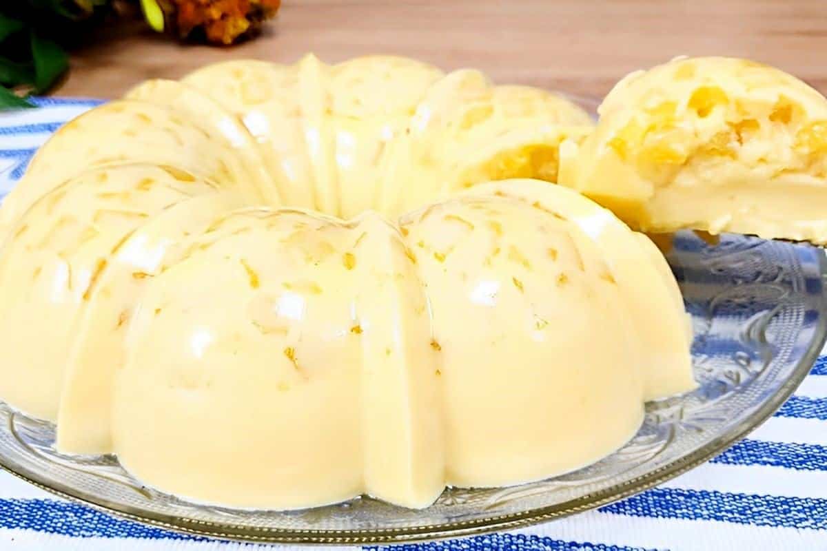 Sobremesa de abacaxi na forma de pudim fácil e rápida