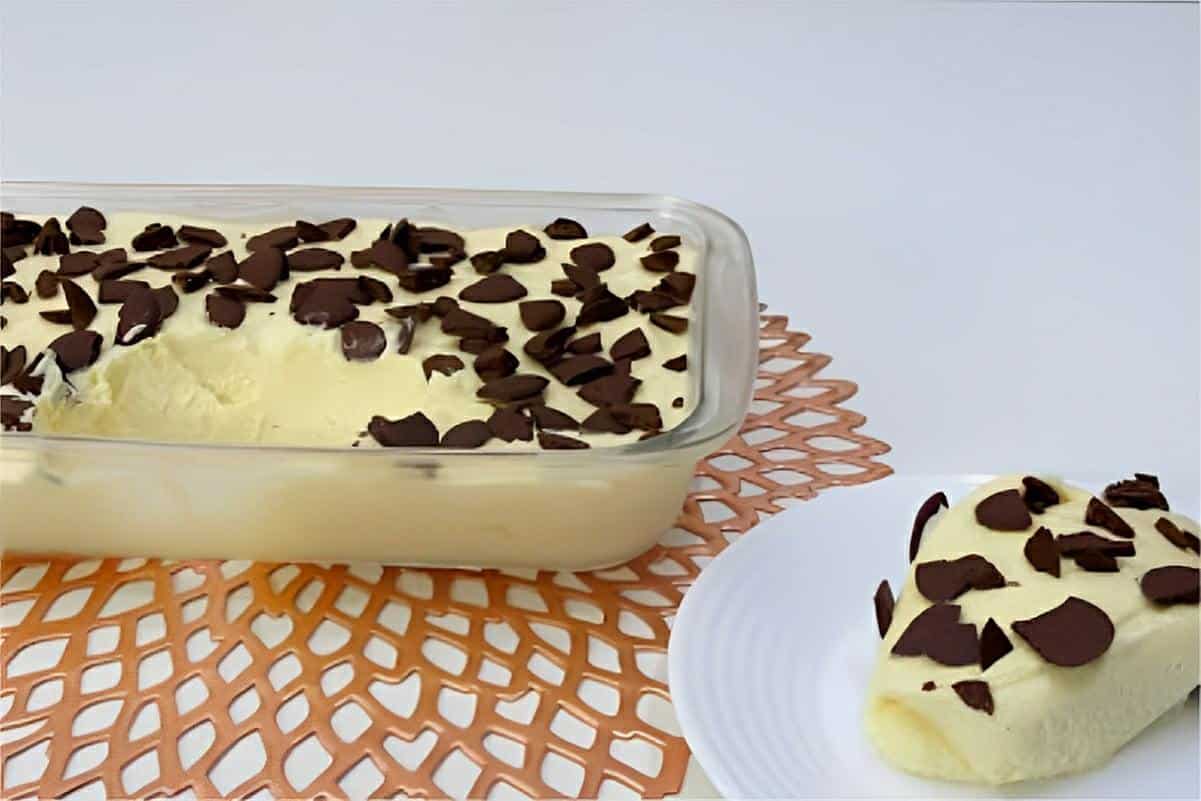 Sobremesa gelada de leite condensado feita com apenas 4 ingredientes uma delícia