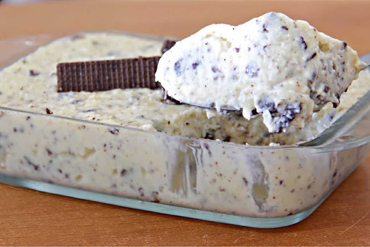 Sobremesa simples com biscoito waffer é pra comer rezando