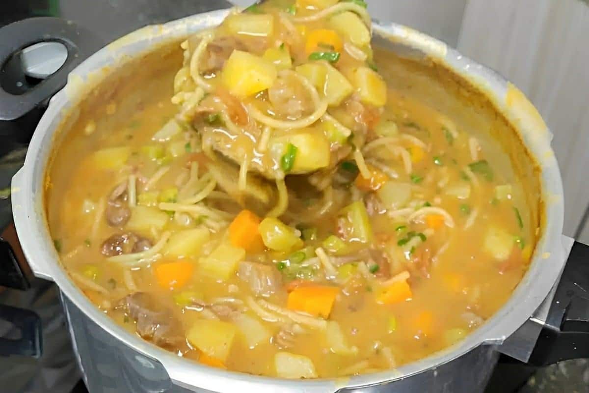 Sopa de feijão cremosa com carne e macarrão perfeita para servir no almoço ou jantar
