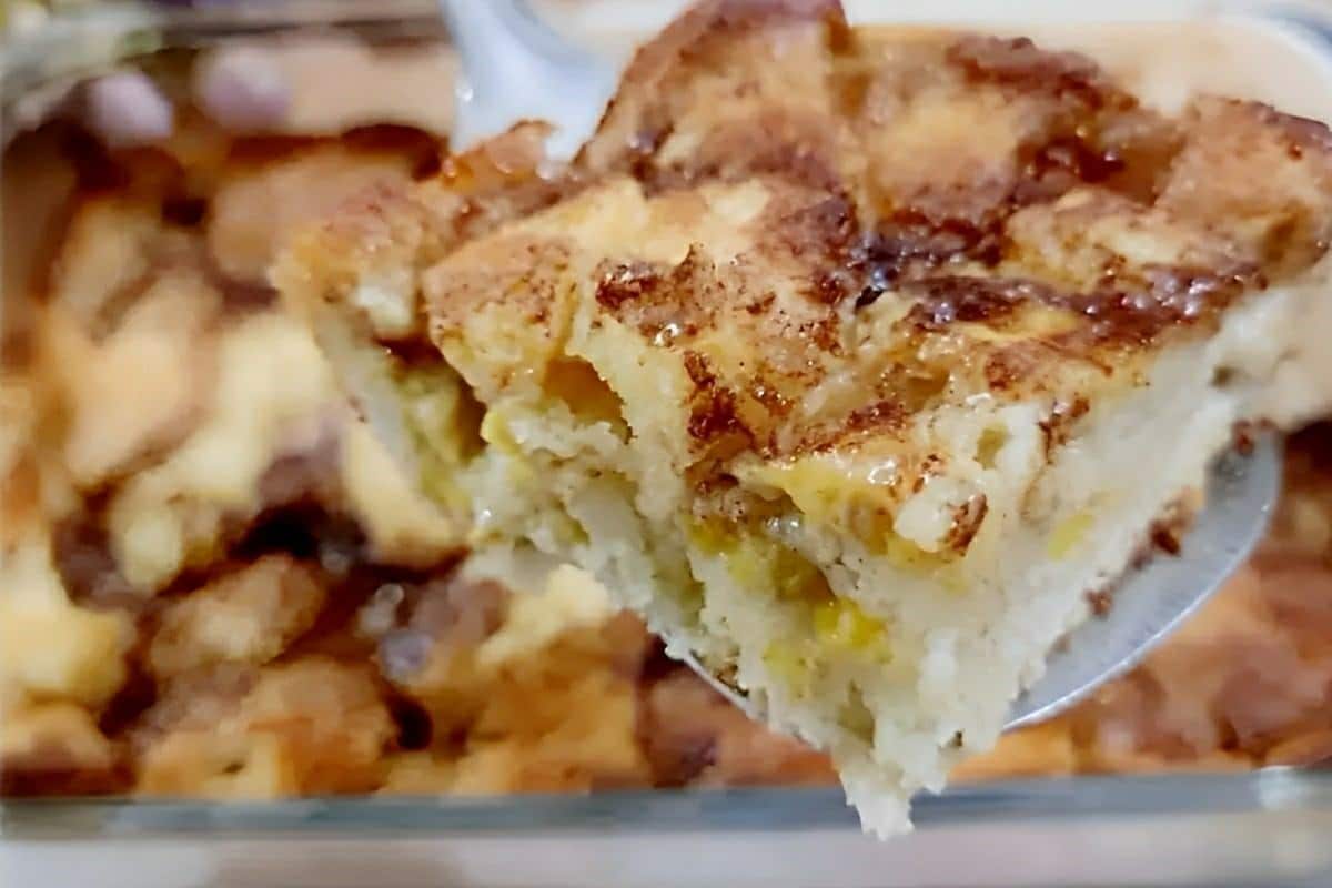 Torta de banana rápida e fácil basta misturar os ingredientes colocá-los em camadas na forma e assar
