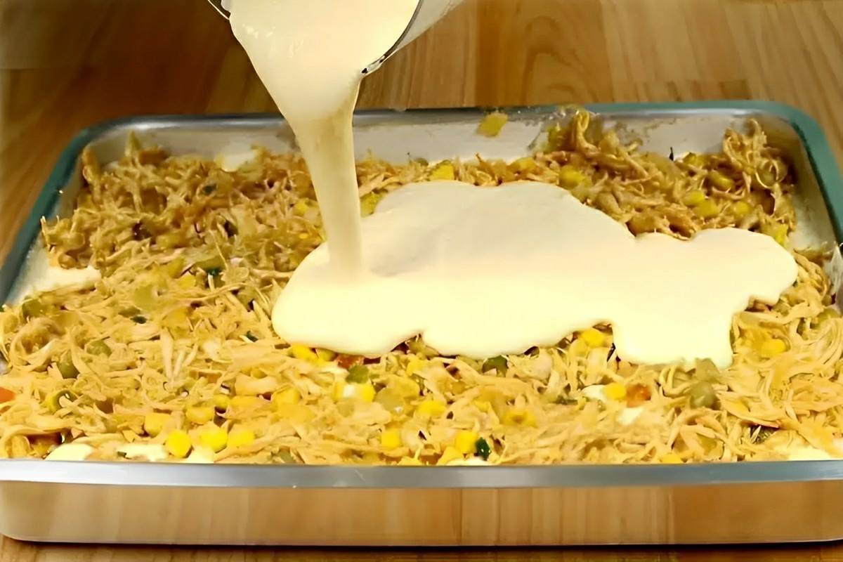 Torta de frango de liquidificador um lanche delicioso e fácil de fazer para qualquer hora do dia
