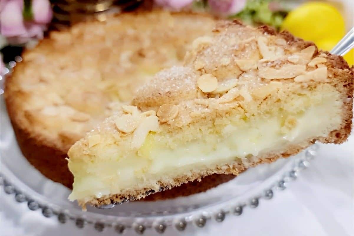 Torta de limão com massa que desmancha na boca e cobertura de amêndoas laminadas