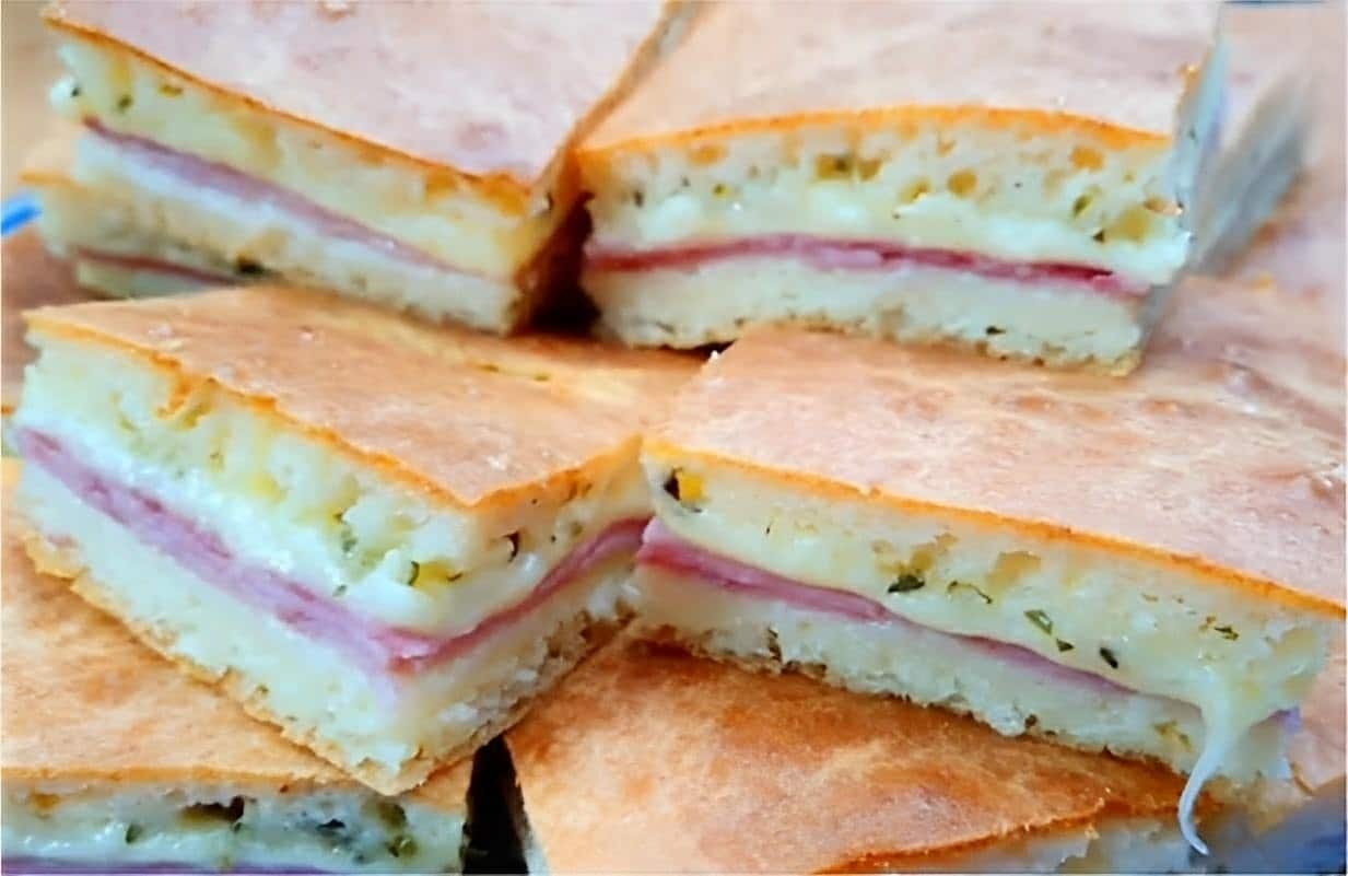 Torta de presunto e queijo de liquidificador simples e deliciosa para servir no lanche