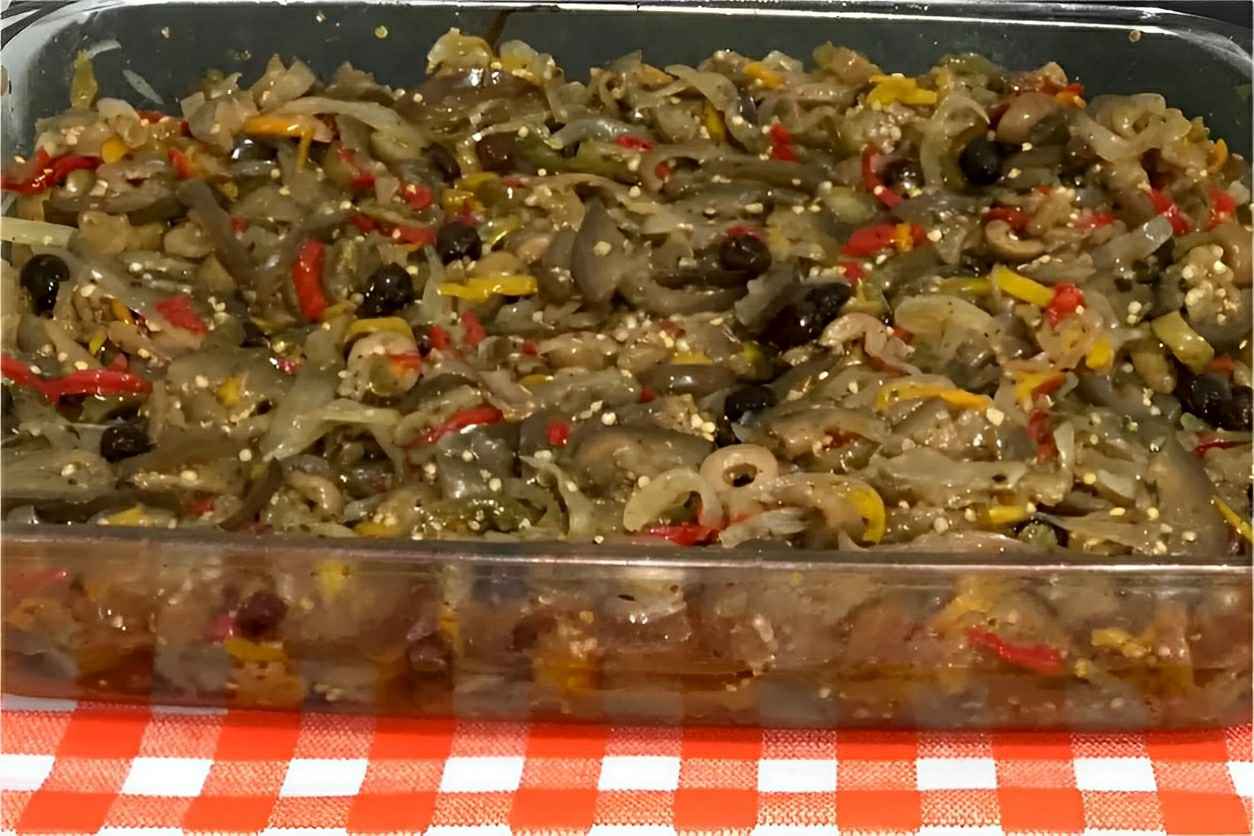 Antepasto de berinjela prático e rápido é só misturar os ingredientes e levar ao forno