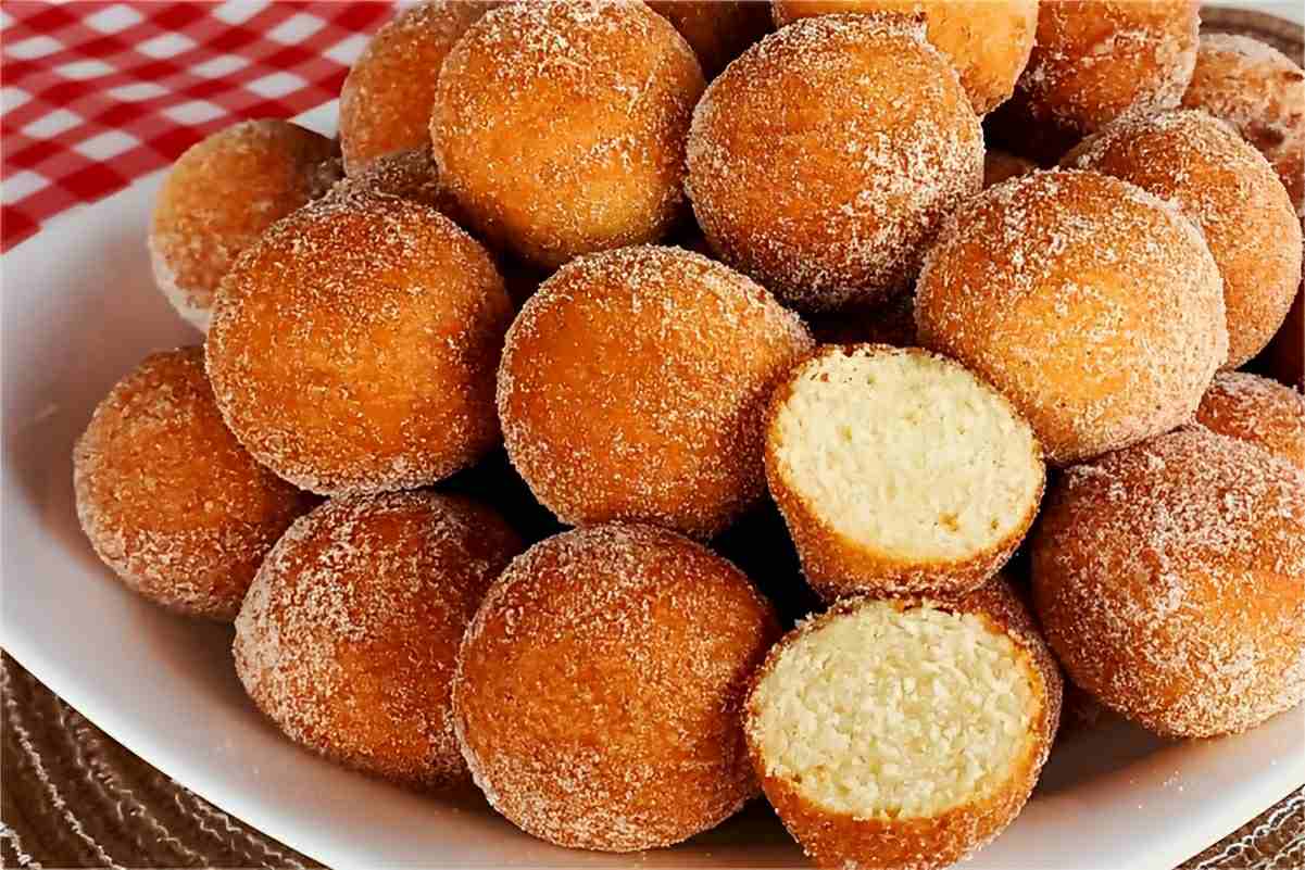 Aprendi a fazer bolinho de chuva bem sequinho é só adicionar um ingrediente que você tem no armário