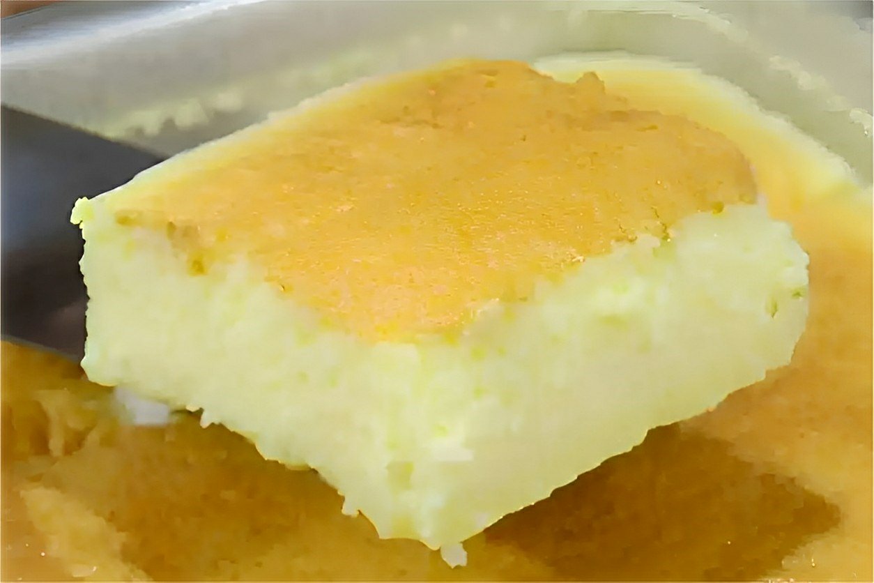 Misturei leite condensado com creme de leite e ovos e fiz um bolo 2 leites molhadinho e delicioso