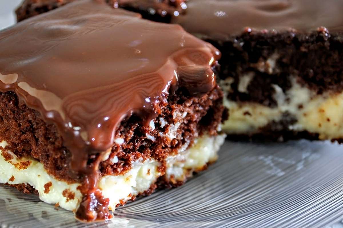 Bolo bomba de chocolate que já sai do forno recheado