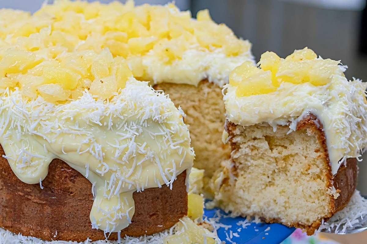 Bolo caseirinho de abacaxi com coco delicioso e perfeito para o lanche ou a sobremesa