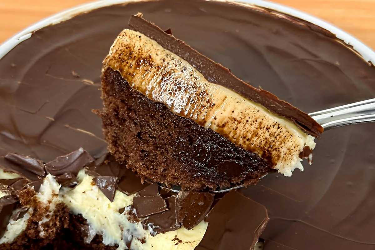 Bolo cremoso de prestígio na travessa com casquinha de chocolate uma delícia