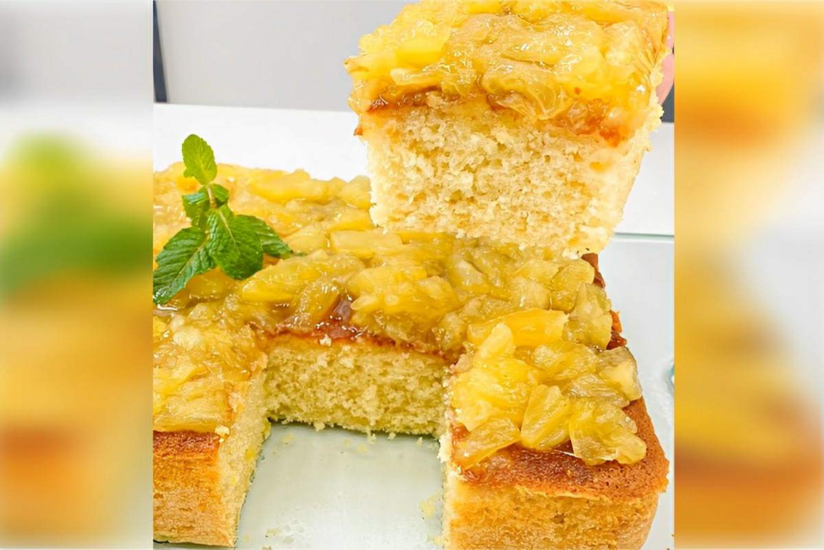 Bolo de abacaxi com cobertura de doce de abacaxi perfeito para o lanche ou a sobremesa