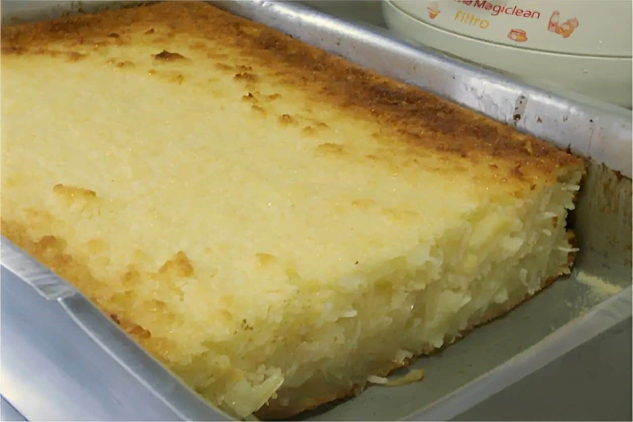 Bolo de aipim cremoso e fácil de fazer é só bater os ingredientes no liquidificador e levar pra assar