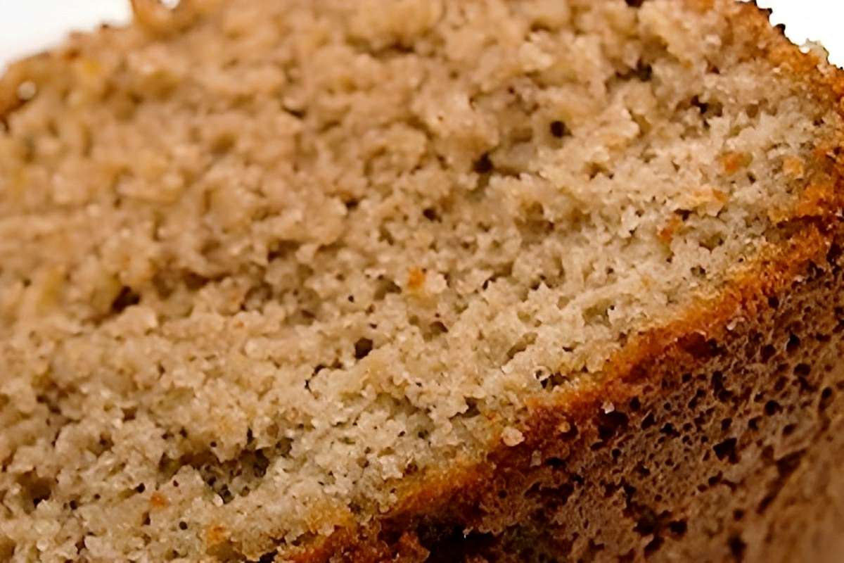 Bolo de banana sem leite nem farinha de trigo feito no liquidificador muito fofinho e delicioso