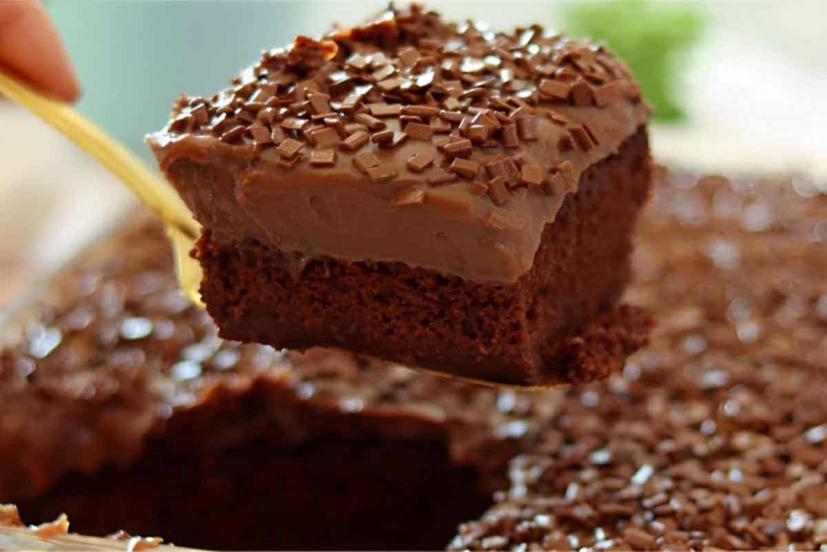 Bolo de chocolate com cobertura fácil de fazer não precisa de liquidificador nem de batedeira