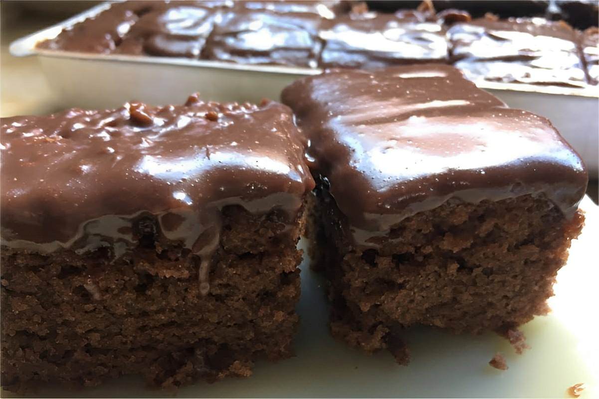 Bolo de chocolate com cobertura de brigadeiro: muito simples e fácil de fazer