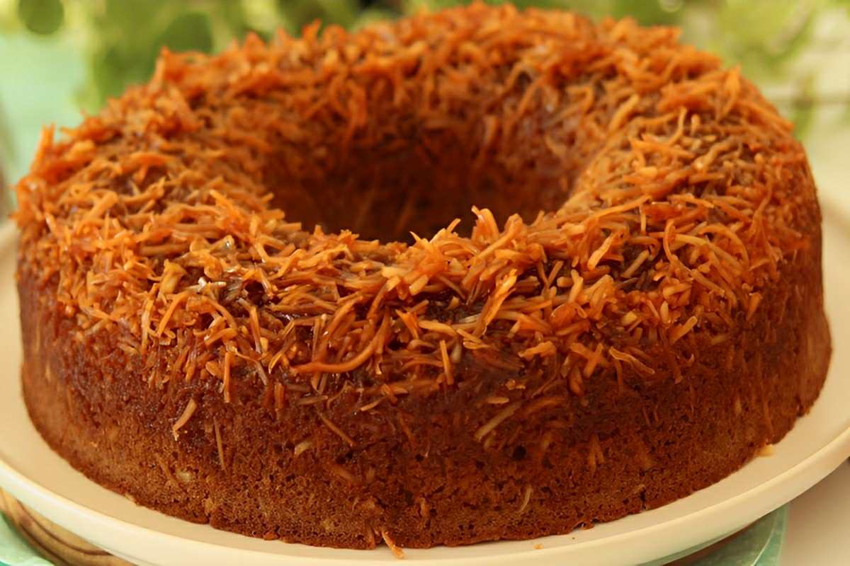 Bolo de coco queimado fofinho delicioso e perfeito para servir no lanche ou café