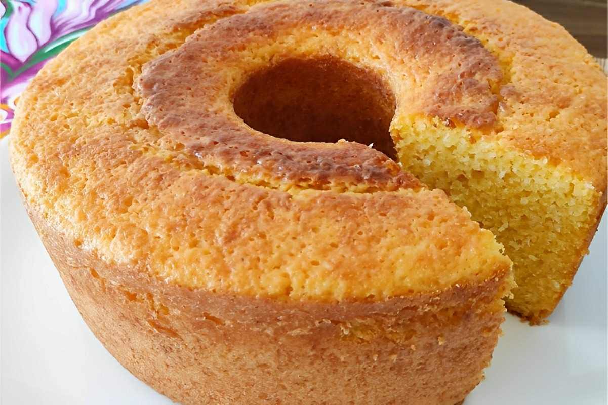 Bolo de fubá sem farinha de trigo feito no liquidificador muito fofinho e perfeito para a hora do café