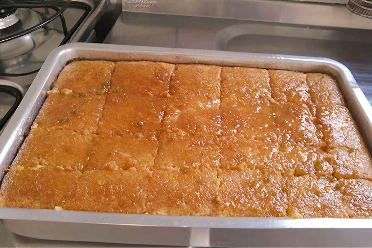 Bolo de laranja fofinho e molhadinho para tomar café