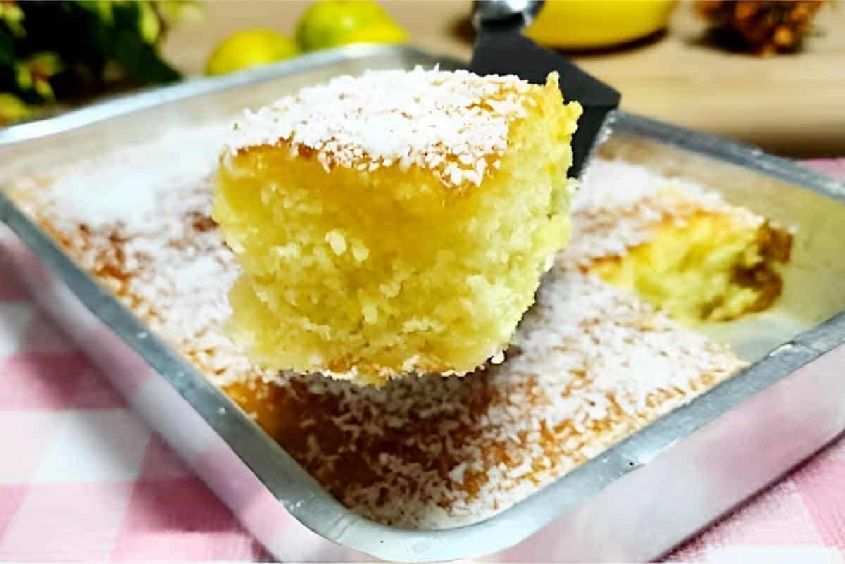Bolo de laranja mineiro super fofinho com calda de laranja e cobertura de coco ralado