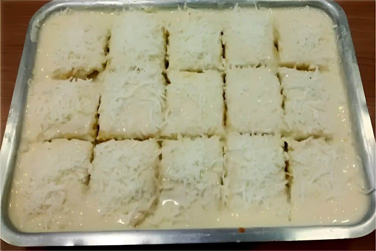 Bolo de leite de coco molhadinho igual minha avó fazia para mim e meus primos