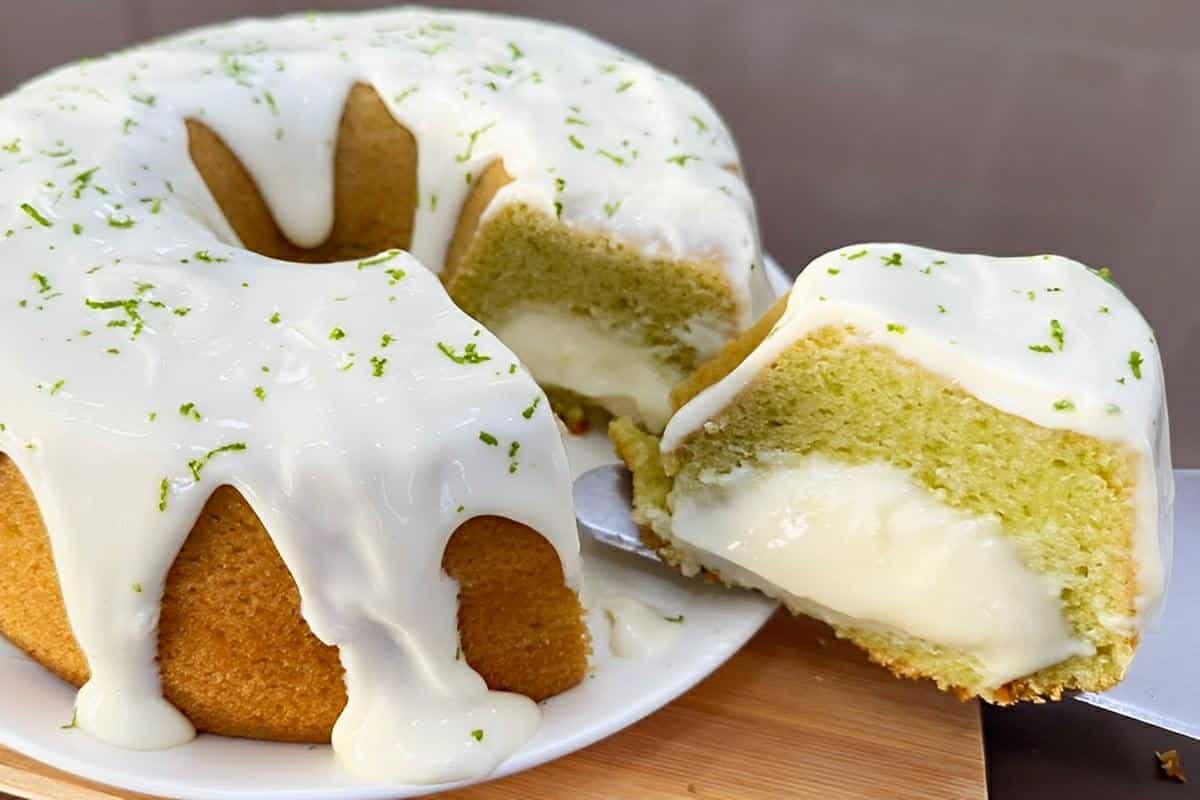 Bolo de limão com recheio de mousse de leite condensado cremoso uma delícia