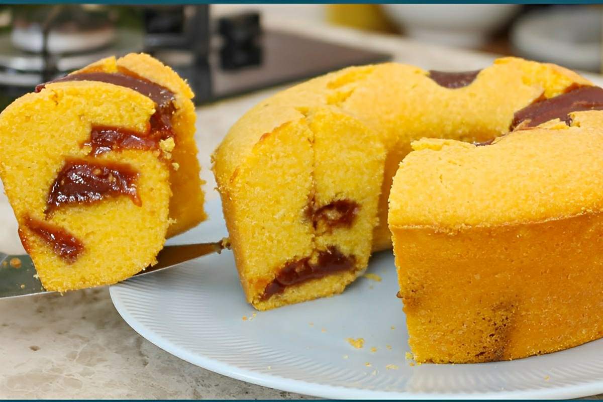 Bolo de milho com goiabada feito no liquidificador delicioso e perfeito para o lanche