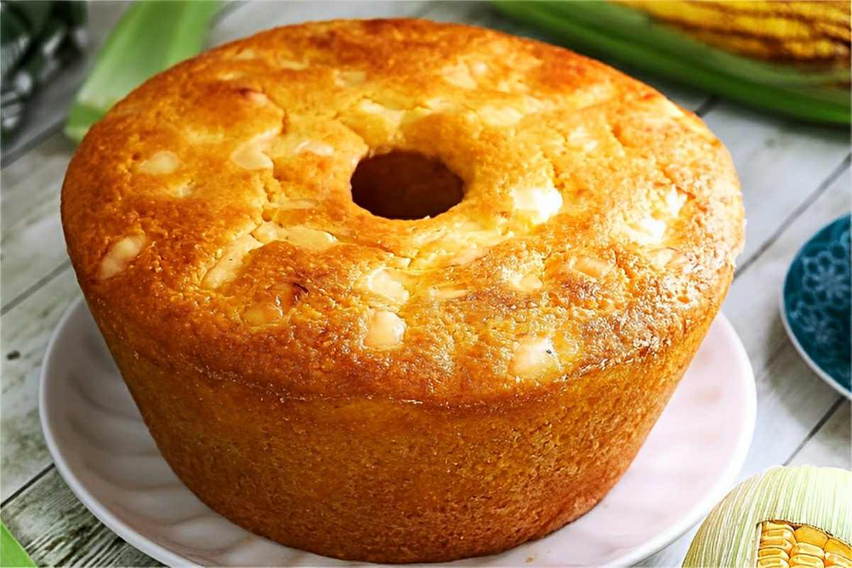 Bolo de milho verde da fazenda com queijo perfeito para servir no lanche ou café