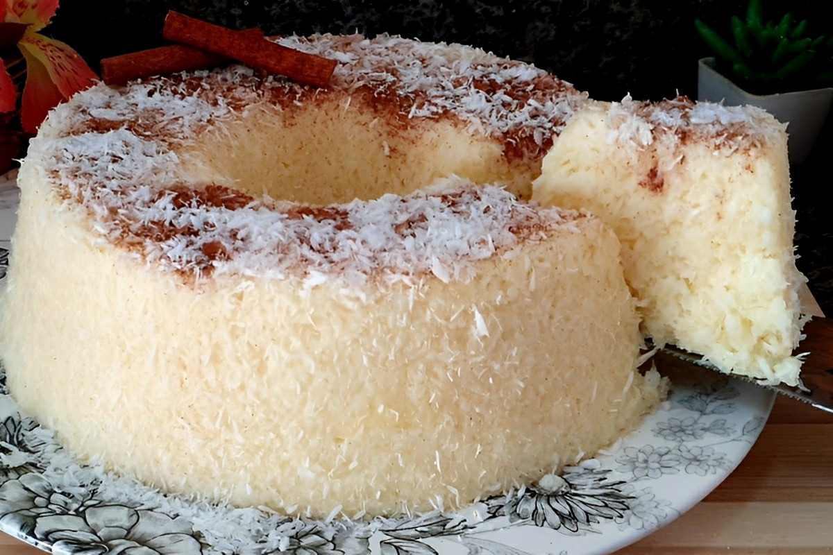 Bolo de tapioca sem forno é só misturar os ingredientes colocar na forma e levar pra gelar