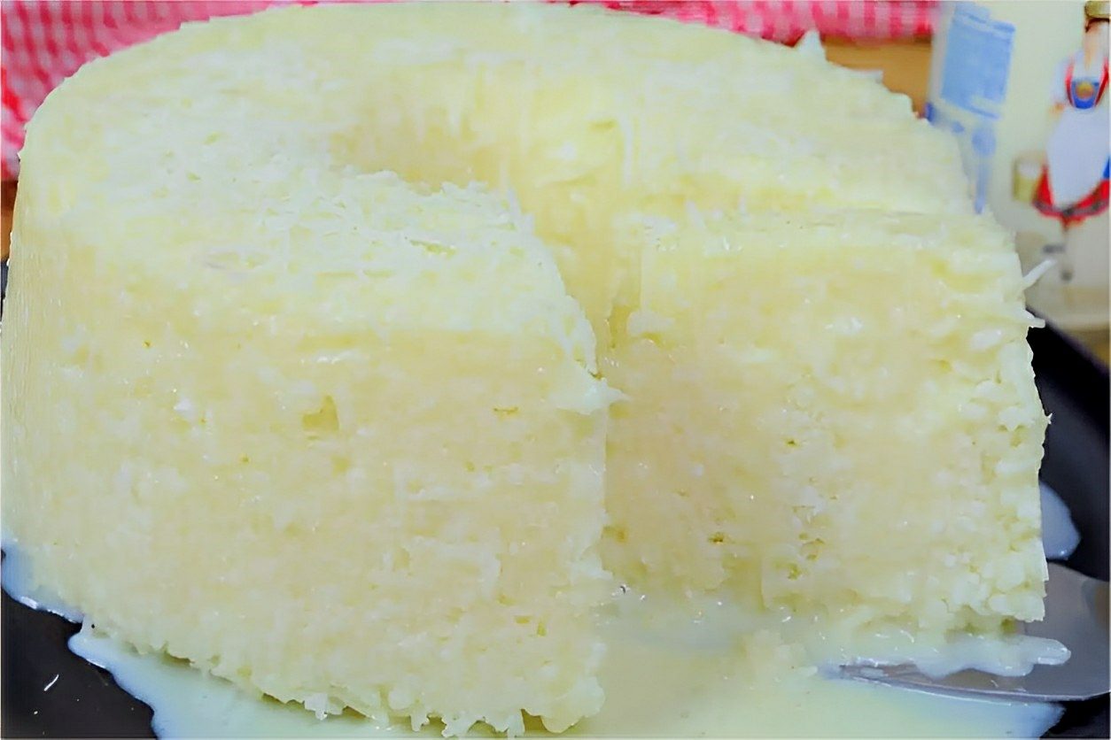 Bolo de tapioca sem ovos e sem forno muito fácil de fazer é só misturar os ingredientes e levar pra gelar