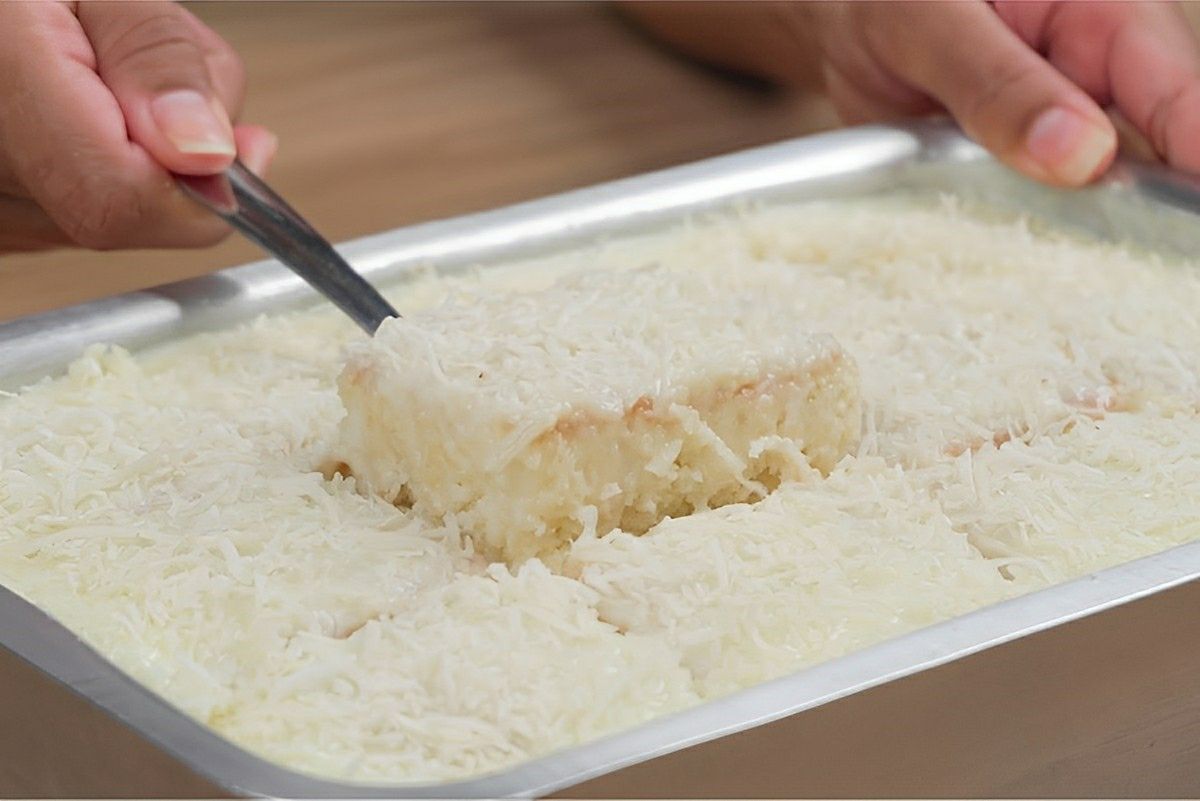 Bolo gelado de coco batido à mão delicioso e perfeito para o lanche