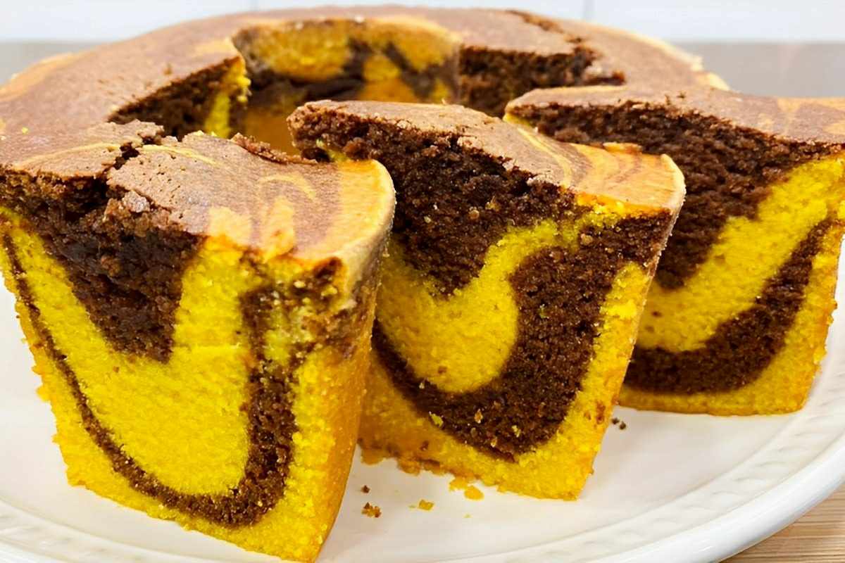 Bolo mesclado de cenoura com chocolate muito fofinho e perfeito para o lanche ou café