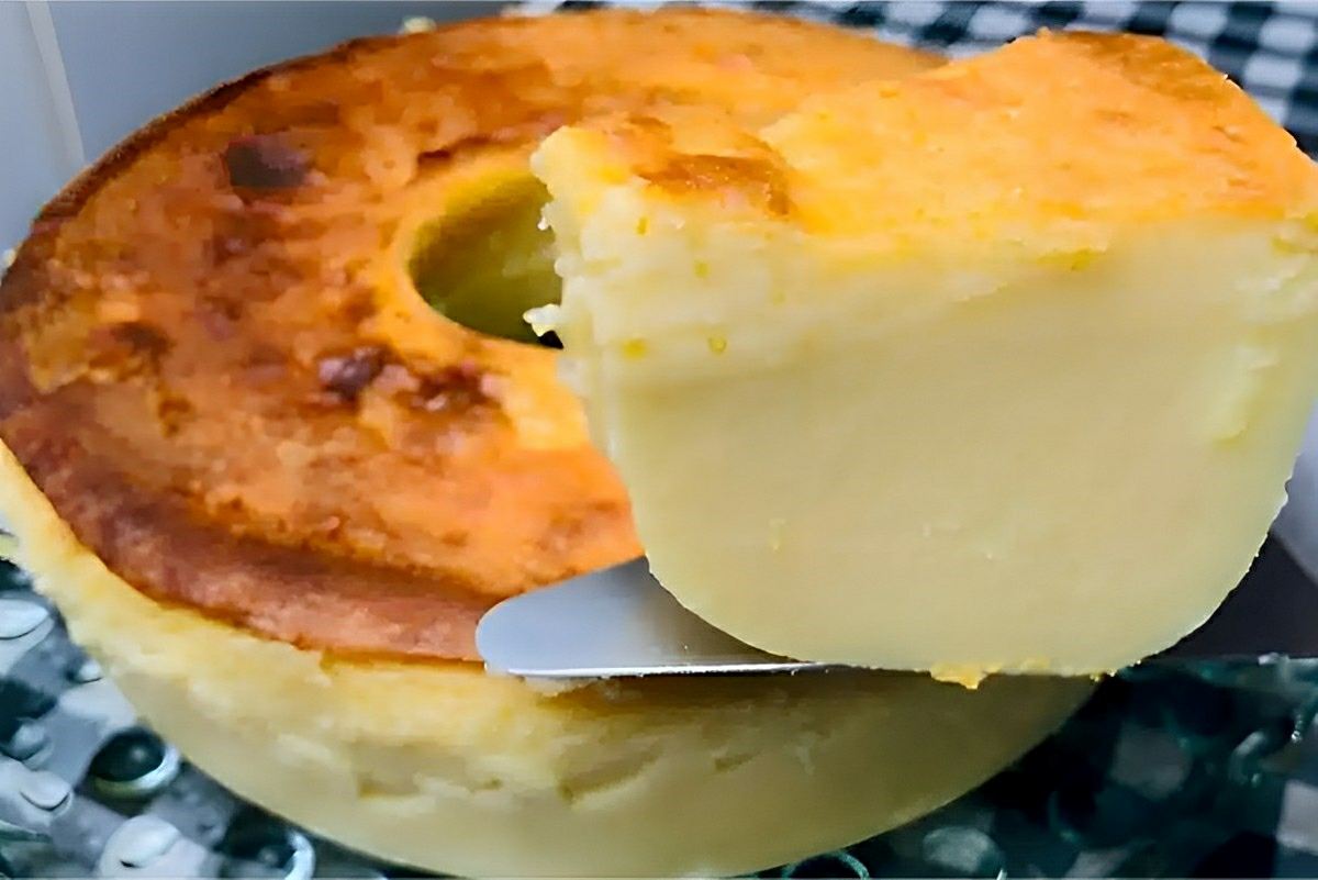 Bolo moça cremosa de liquidificador muito úmido e fácil de fazer para servir no lanche ou café