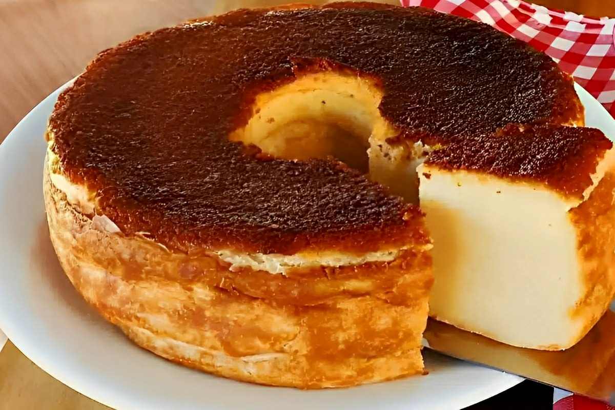 Bolo mole com leite condensado simples e fácil é só bater os ingredientes e levar pra assar