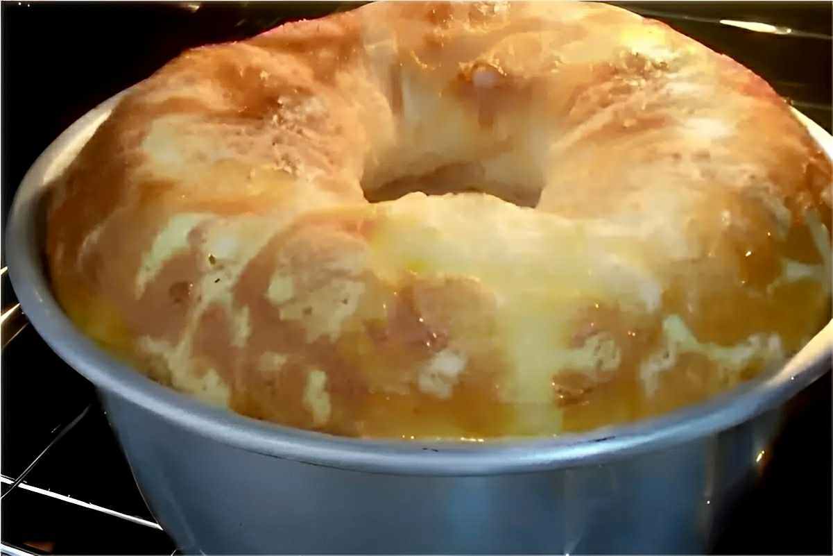 Bolo pão de queijo fácil com muçarela é só bater os ingredientes no liquidificador e levar pra assar