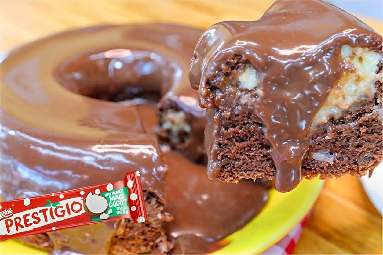 Bolo prestígio que já sai recheado do forno: muito prático e delicioso