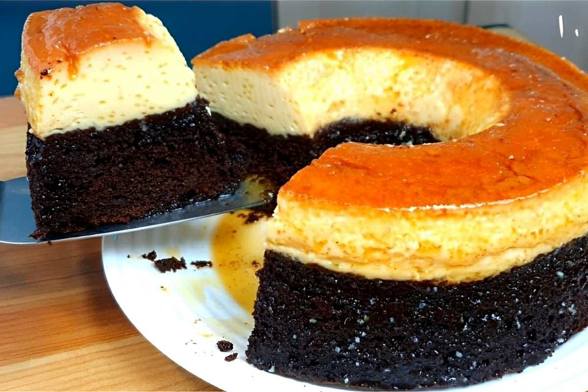 Bolo pudim de chocolate com leite condensado delicioso e perfeito para a sobremesa