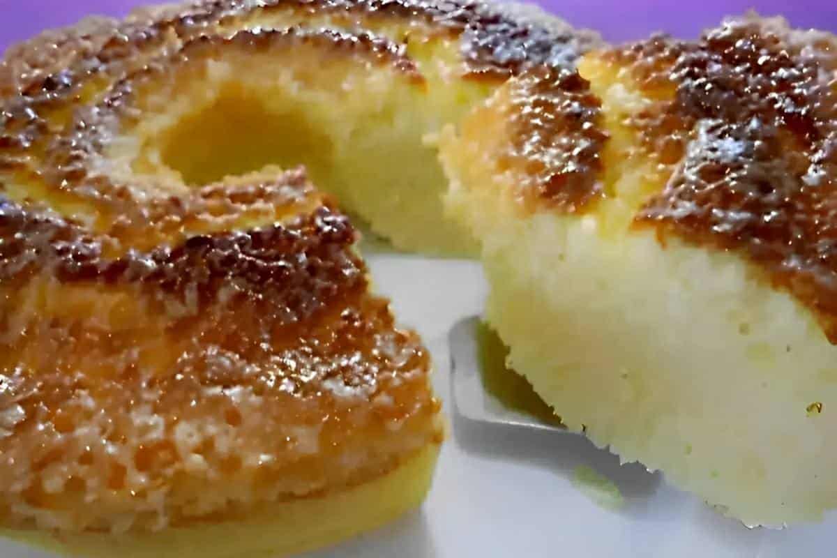 Bolo queijadinha simples e rápido é só bater os ingredientes no liquidificador e levar pra assar