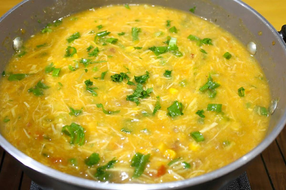 Caldo de frango com batata delicioso e nutritivo para o jantar de toda a família