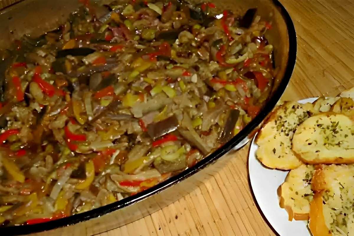 Caponata de berinjela fácil de fazer e deliciosa é só misturar os ingredientes e levar ao forno