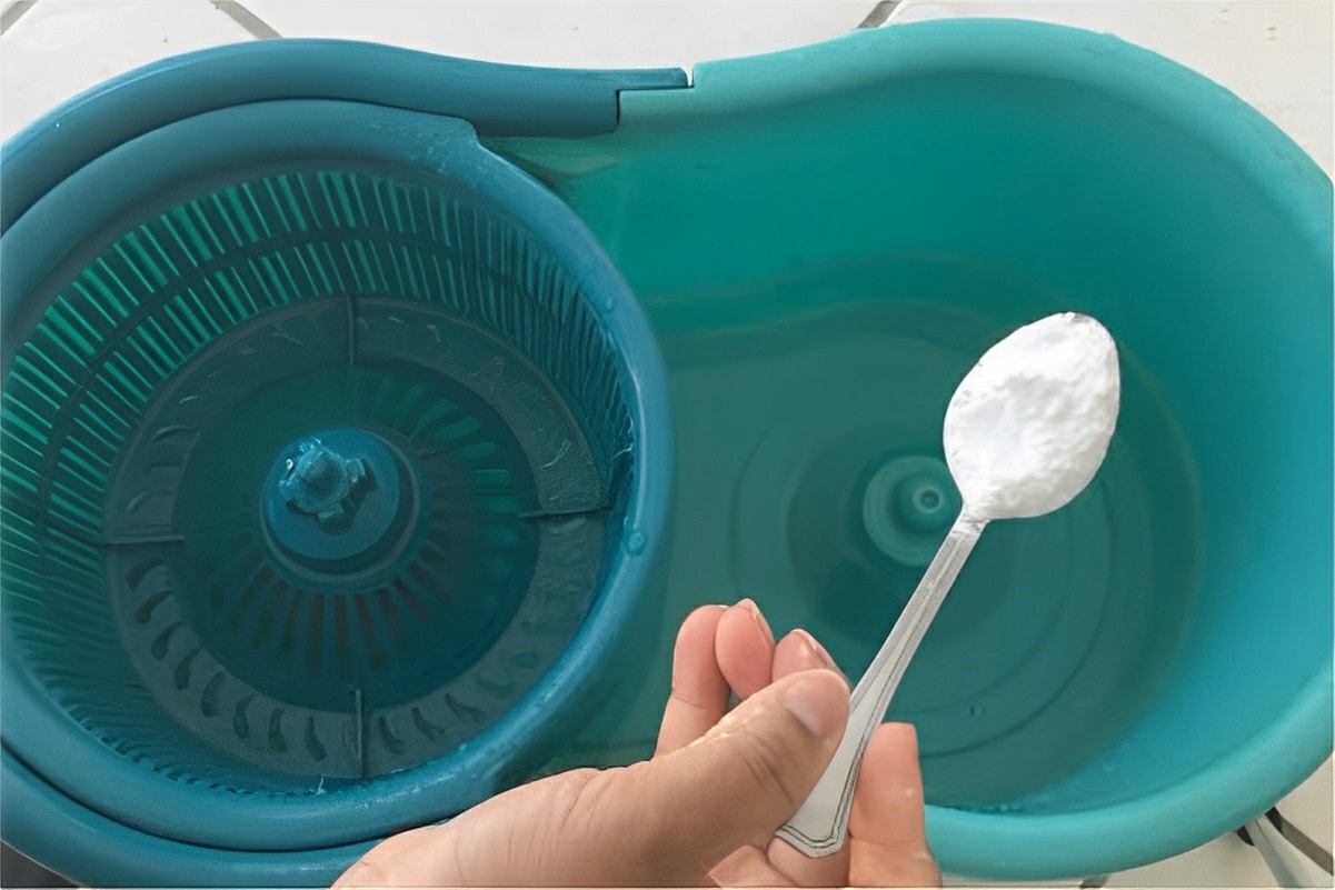 Como limpar piso velho e deixá-lo como novo com essa misturinha caseira de 4 ingredientes