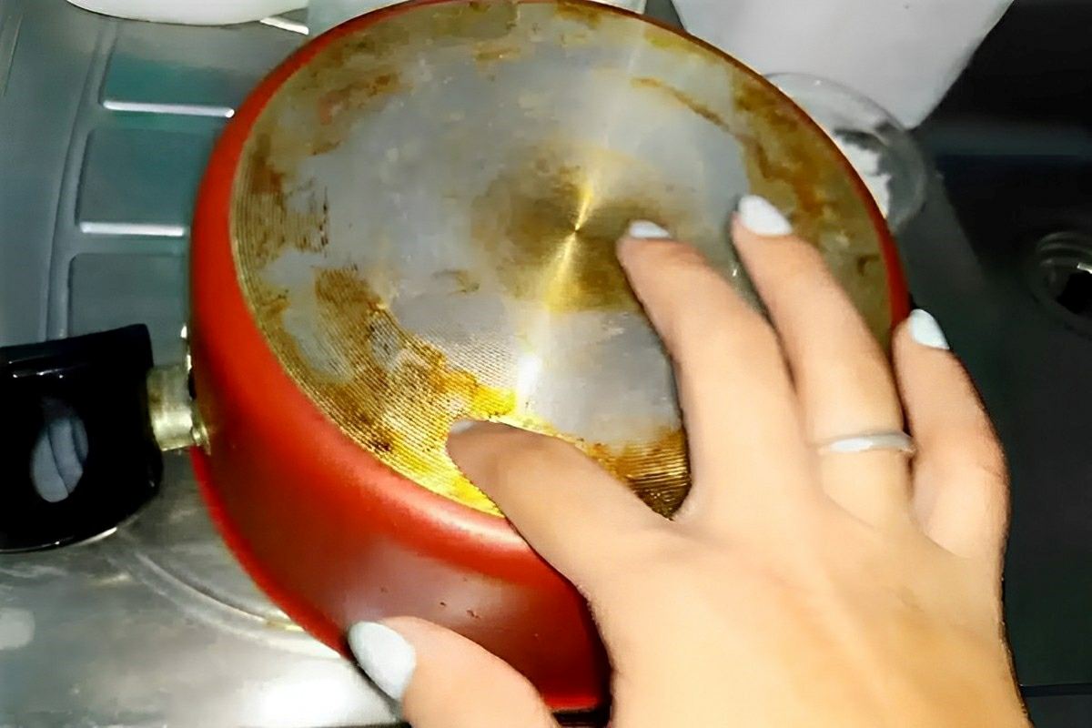 Como tirar gordura da panela sem fazer esforço usando 2 ingredientes que você tem no armário