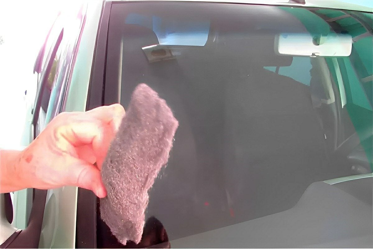 Como tirar riscos do vidro do carro sem gastar nada usando apenas 1 produto que você já tem em casa