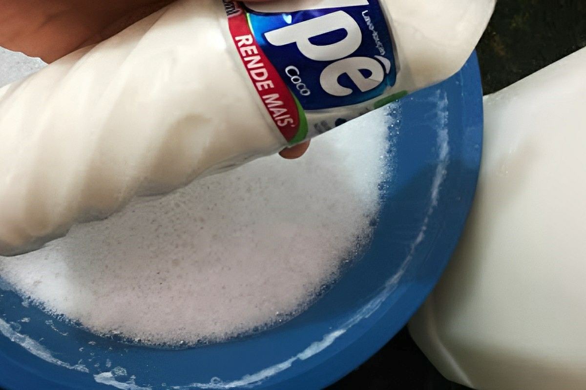 Fiz 6 litros de detergente caseiro de coco com ingredientes que eu tinha em casa