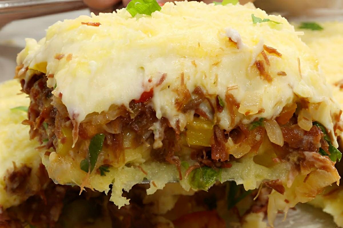 Escondidinho de carne seca com mandioca muito fácil de fazer cremoso e suculento