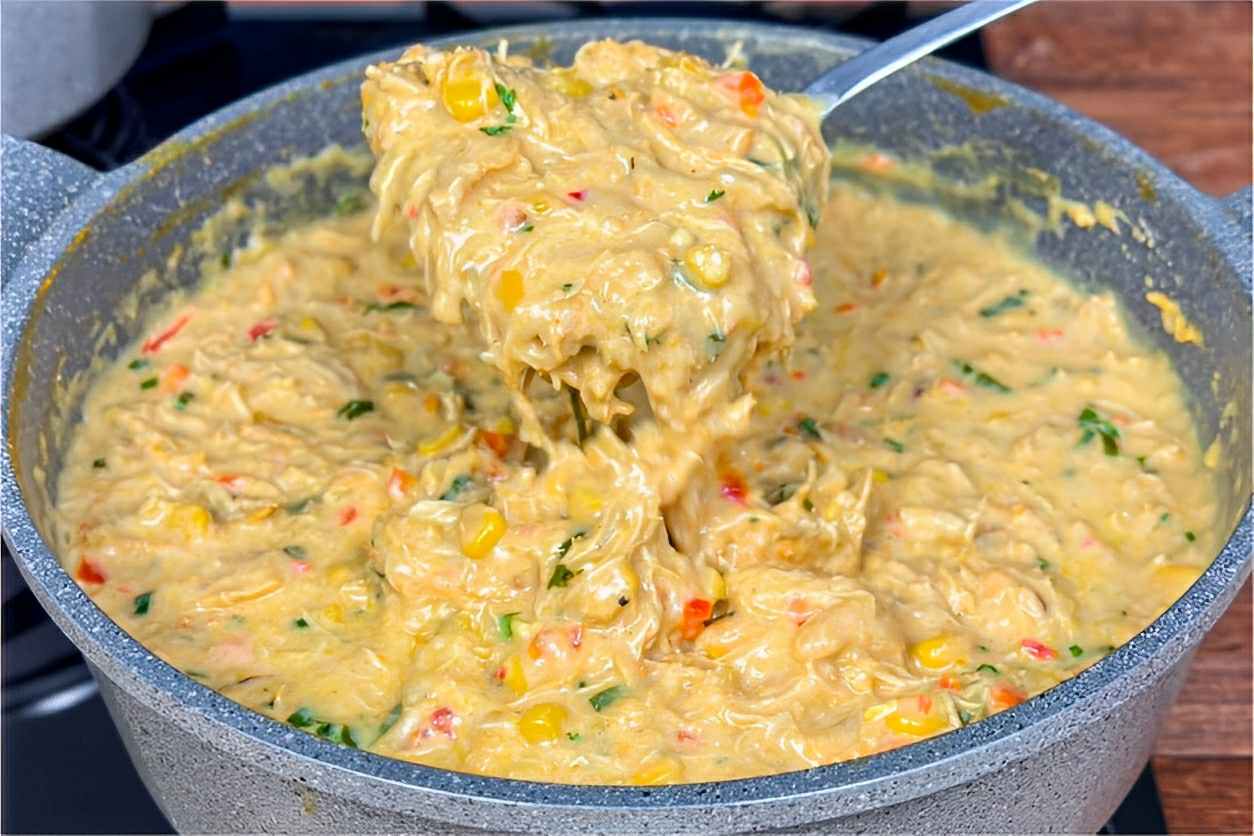 Frango cremoso de panela delicioso e perfeito para servir com arroz branco e uma saladinha