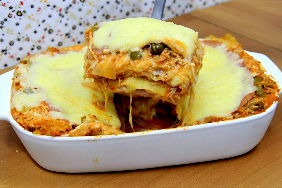 Lasanha de frango com presunto e muçarela perfeita para o almoço de domingo