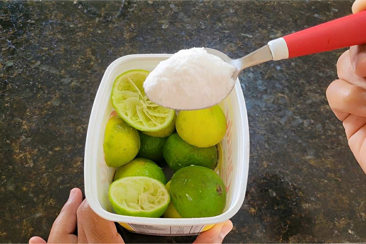 Limpador multiuso caseiro feito com ingredientes que você tem em casa