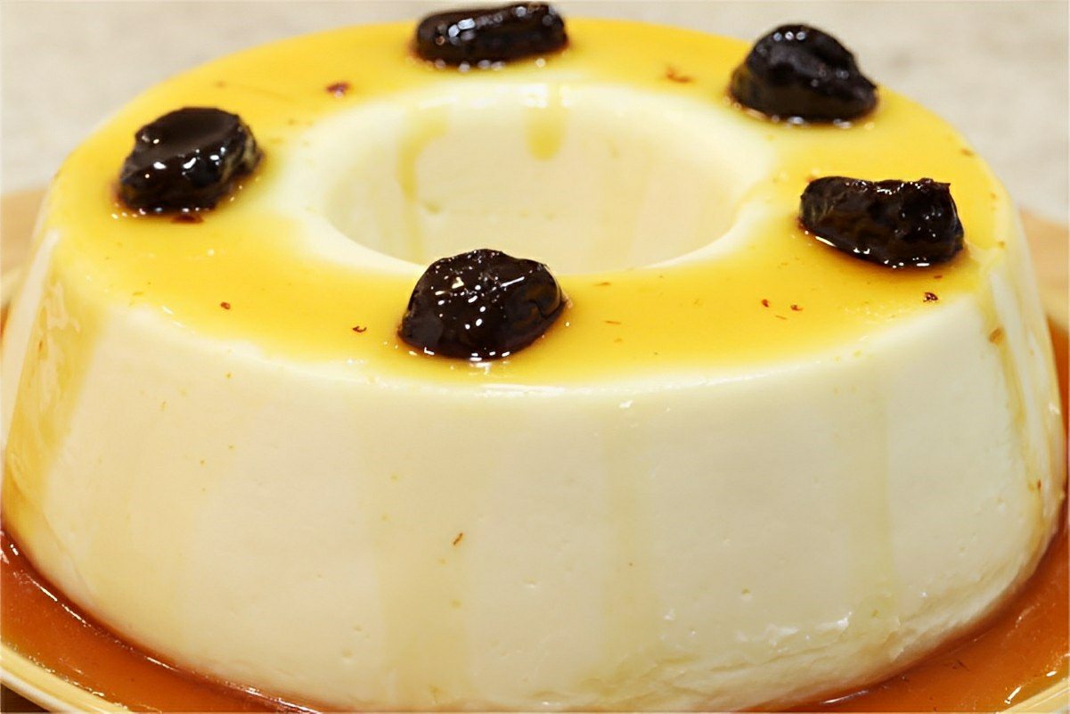 Manjar cremoso de coco com calda de ameixa delicioso e perfeito para a sobremesa