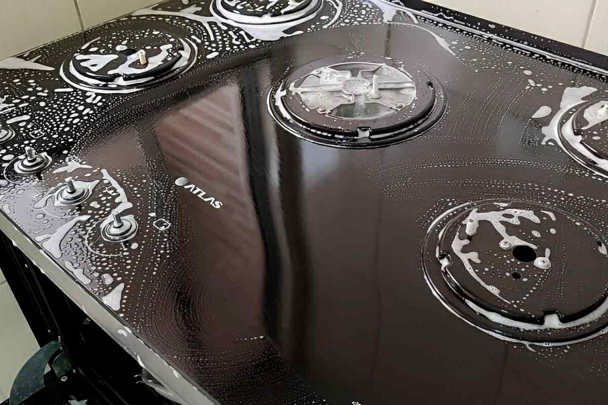 Mistura caseira para limpar o fogão com apenas 3 ingredientes